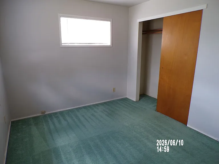 325 SE Bridgeway Ave — Photo 6