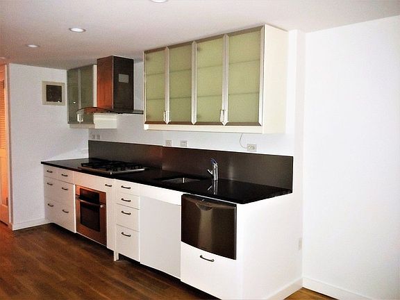 3rd image of 25 Willow Pl #1A
