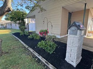 44 Tall Pine Ln, Levittown, PA