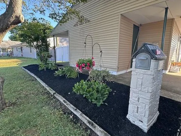44 Tall Pine Ln, Levittown, PA 19054