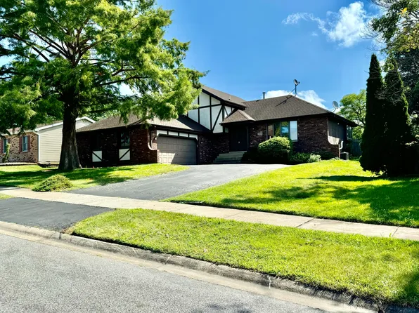 2325 Foliage Ln, Dyer, IN 46311
