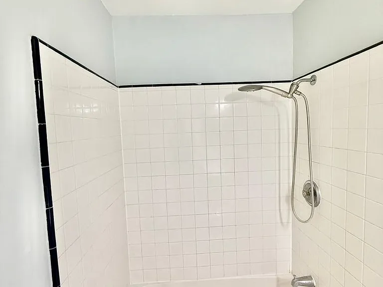 Howard & Lexington Apts — Photo 30