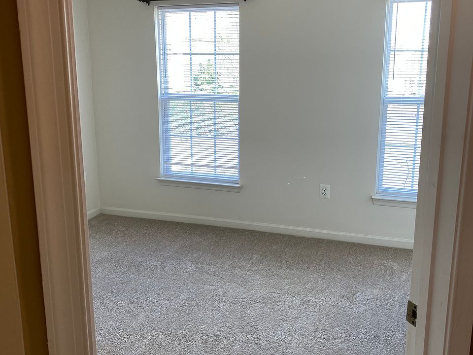 1st image of 122 Douglas Dr
