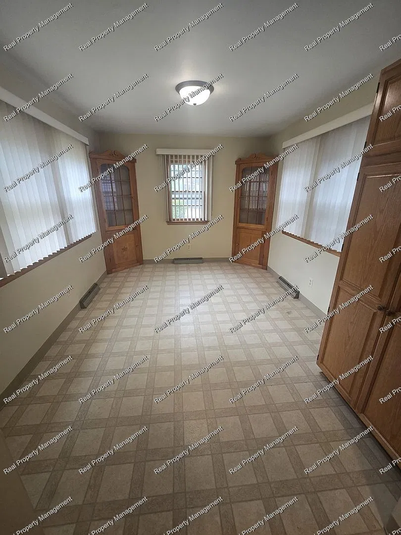Three Bedroom Cape Cod — Photo 4