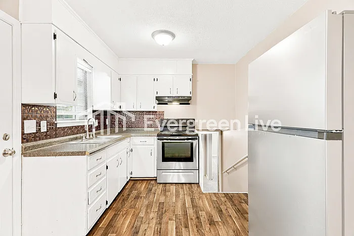 3 bed, 1.5 bath, 1282 sqft, $1,295 — Photo 2