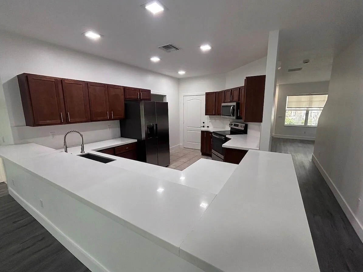 4 bed, 2.5 bath, 1958 sqft, $2,150 — Photo 3
