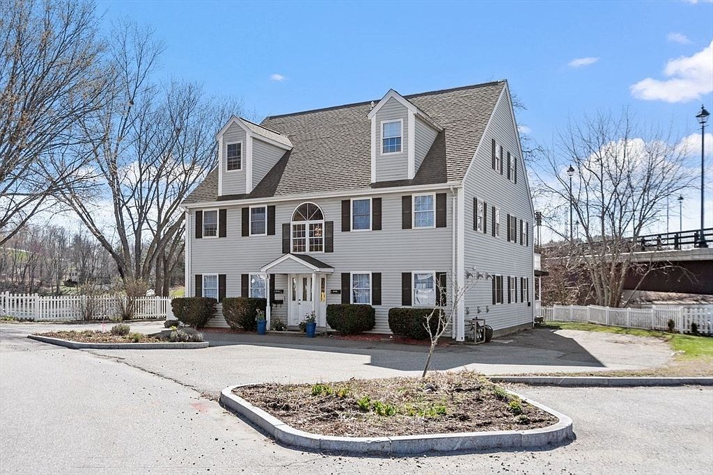 3 Coffin Ave APT 2, Haverhill, MA 01830 | Zillow
