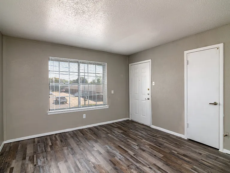Royal Terrace: Leasing Specials! Renovated Euless Apartments, New Management! — Photo 4