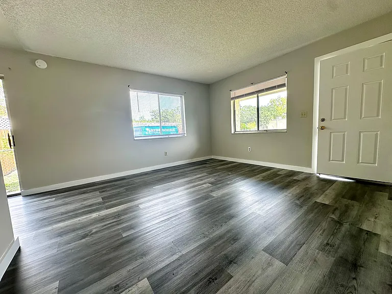 933 Bryan Ct — Photo 14