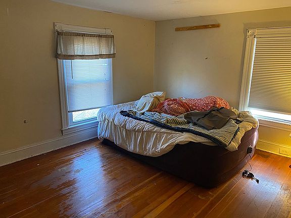 5th image of 33 Pine St