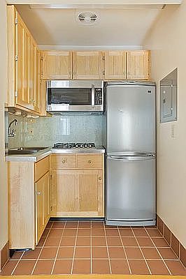 3rd image of 8 W 71st St APT 3B