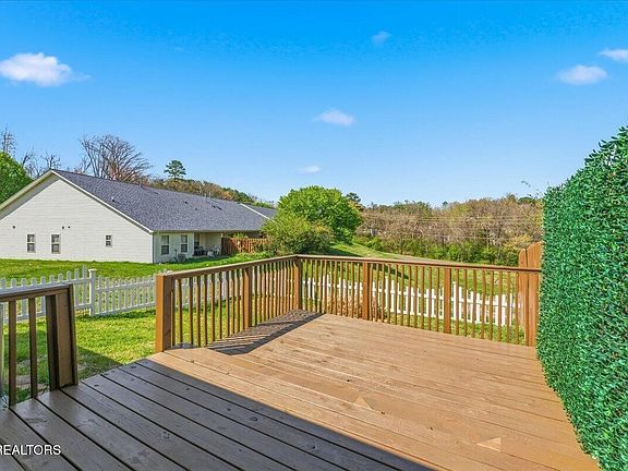 3rd image of 5289 Avery Woods Ln