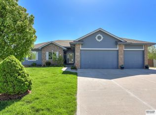 7403 Castle St, Papillion, NE 68046