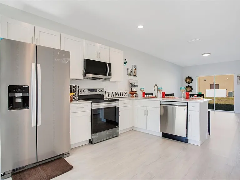 10452 Pendleton Ave — Photo 4