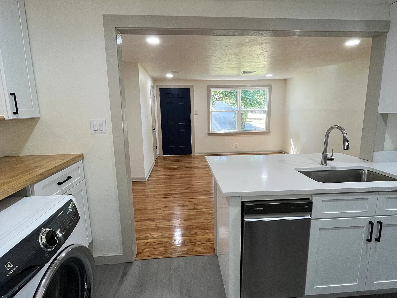 2 bed, 750 sqft, $875 — Photo 2