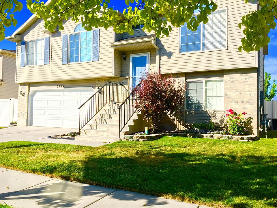 Great Curb Appeal!