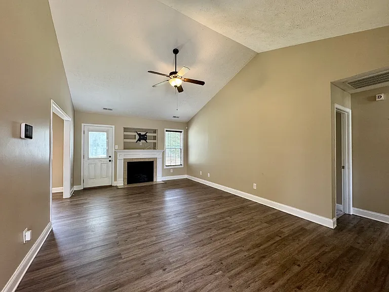 230 Hunters Creek Dr — Photo 3