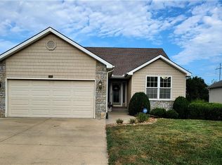104 S Prairie Rose Cir, Smithville, MO 64089