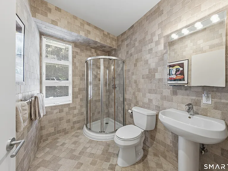 51 Maple Ave S — Photo 17