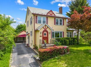 26 Beach Rd, Great Neck, NY 11023