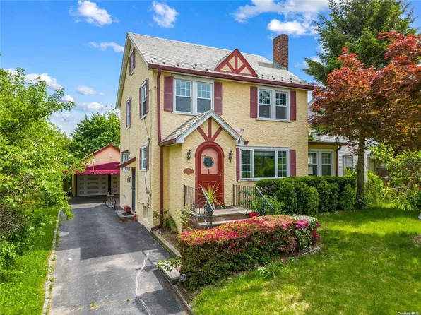 26 Beach Road, Great Neck, NY 11023
