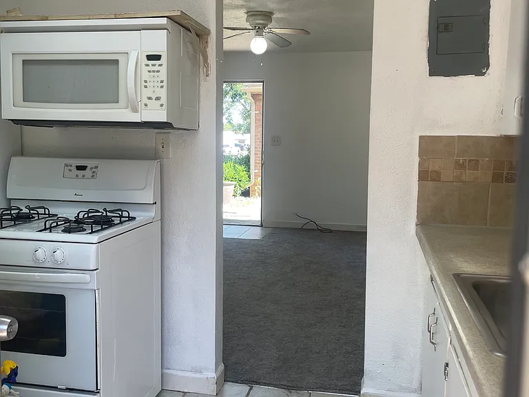 1420 Clinton St — Photo 17