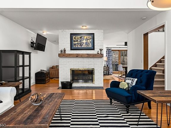 5th image of 123 W Valley Brook Rd