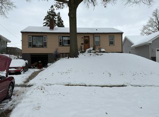 1516 Lincoln Rd, Bettendorf, IA 52722