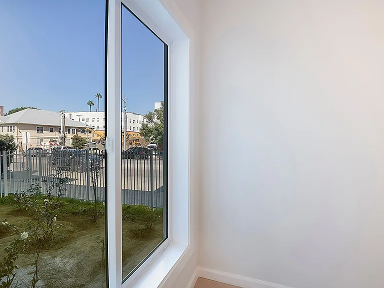 8th Street Studios Near Downtown Los Angeles Move-In Special — Photo 20