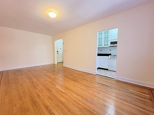 2nd image of 150 W 21st St #V