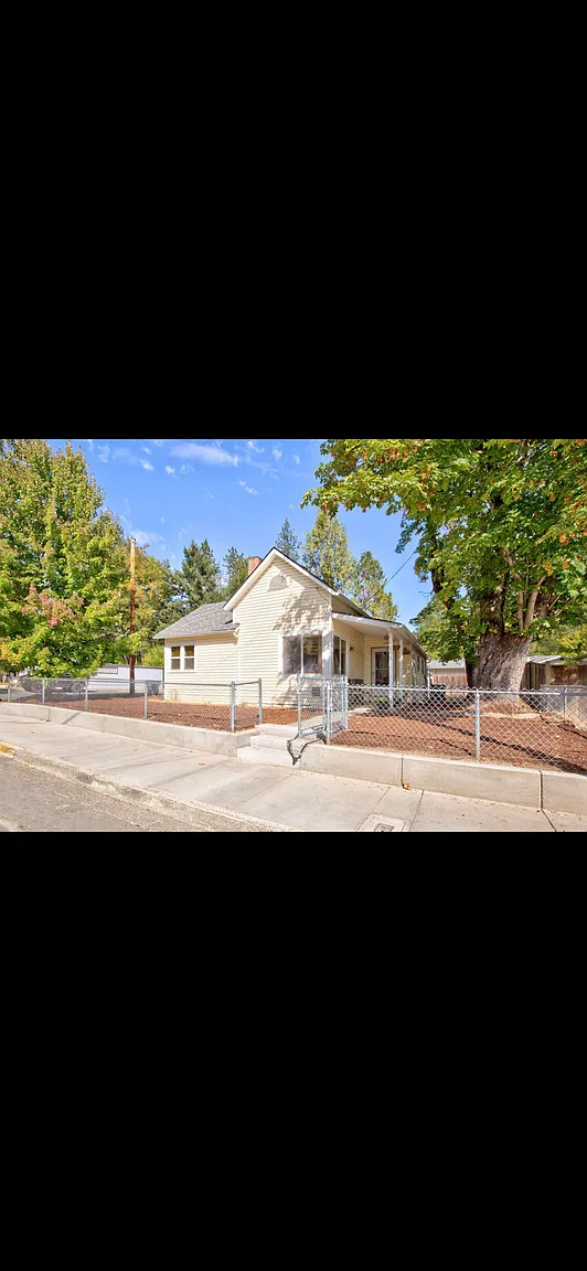 1114 NW B St photo 1
