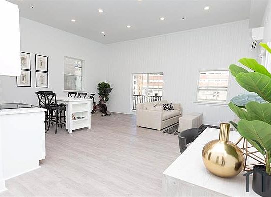 4th image of 211 Saint Paul St #1