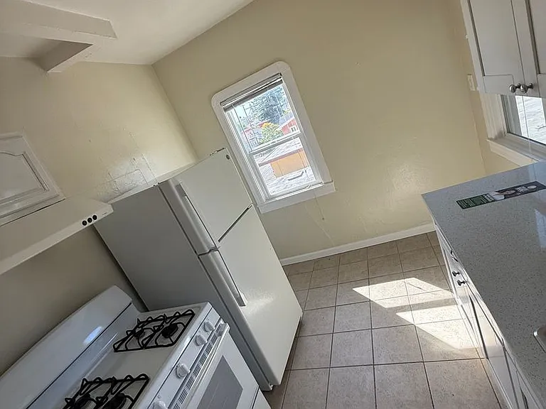 1009 E 22nd St — Photo 15