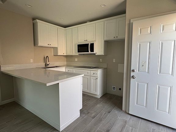 Kitchen and Washer/Dryer hookup
