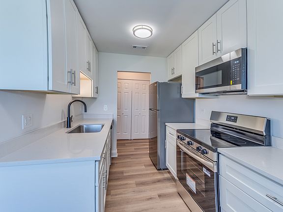 5th image of 900 Perrie Dr APT 304
