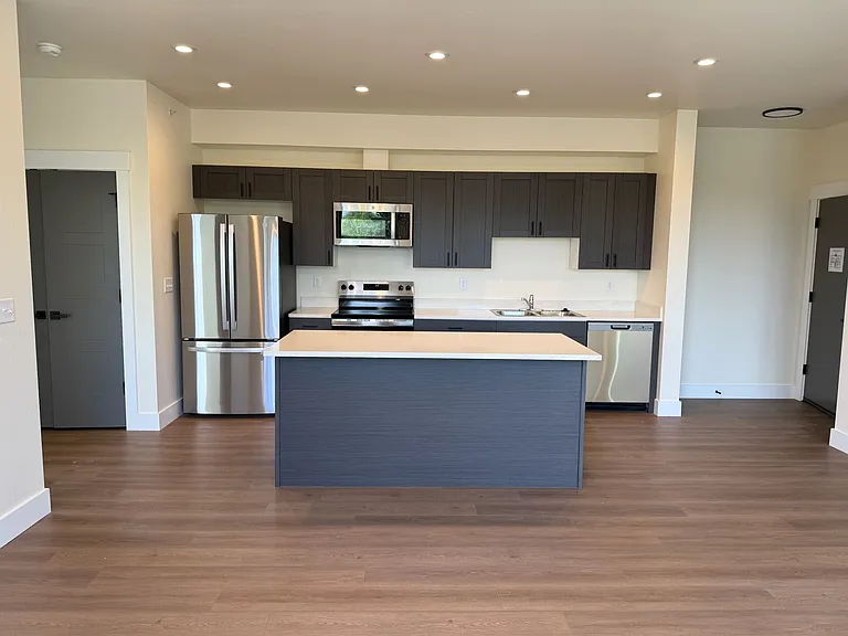 711 Victory Ln — Photo 2
