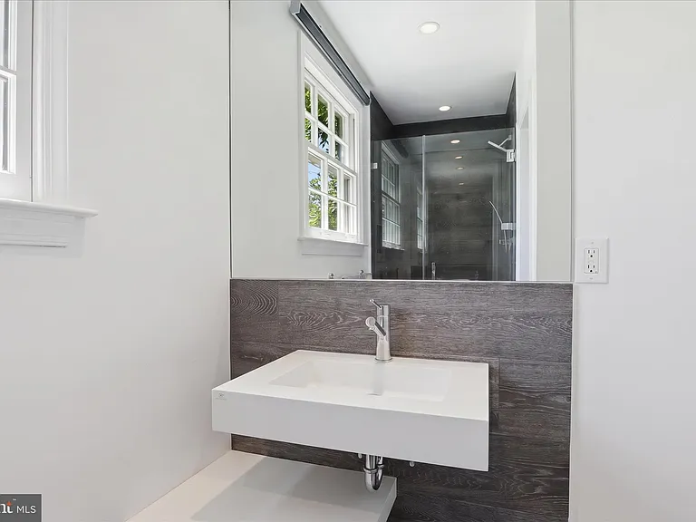 3221 Coquelin Ter — Photo 25
