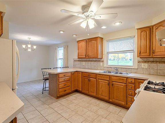 4th image of 1104 Cherry Hill Ln