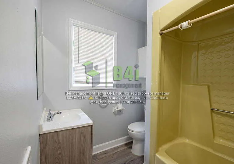 909 E 8th St — Photo 16