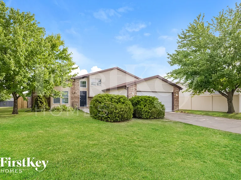 2416 Waterford Dr — Photo 2