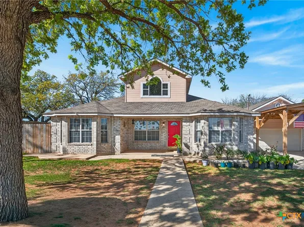 805 S 6th St, Stockdale, TX 78160