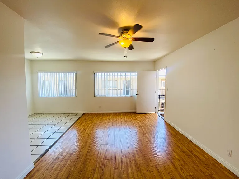 320 E Hyde Park Blvd — Photo 5