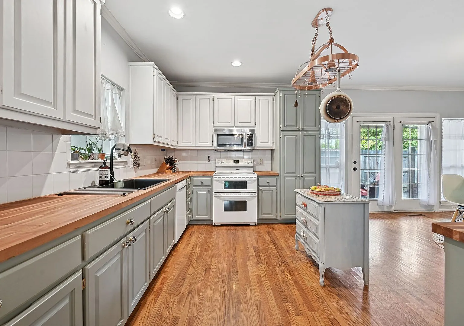 Fully Furnished Cape-cod, northeastern architecture (possible Jack Arnold) in central South Tulsa. — Photo 4