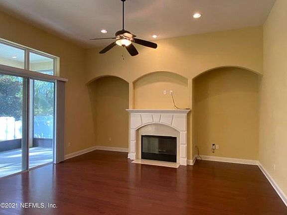 4th image of 296 Ellsworth Cir