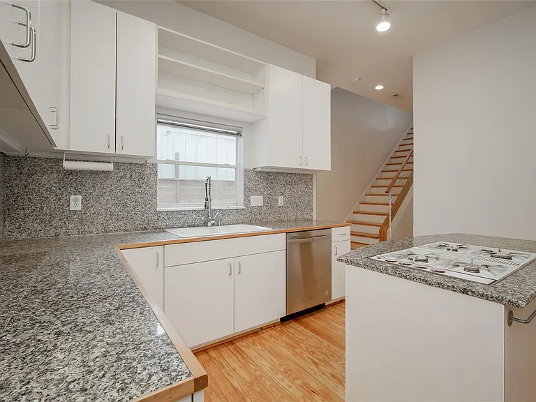 5425 Dickson St — Photo 9