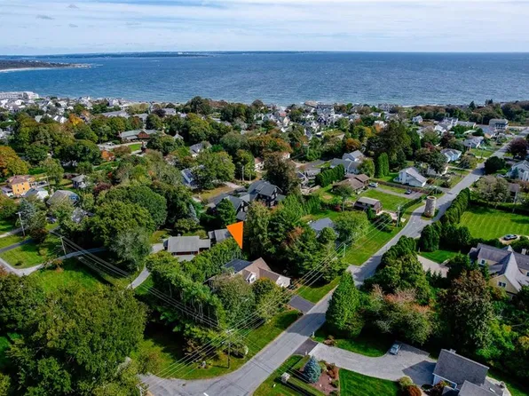 67 Earles Ct, Narragansett, RI 02882