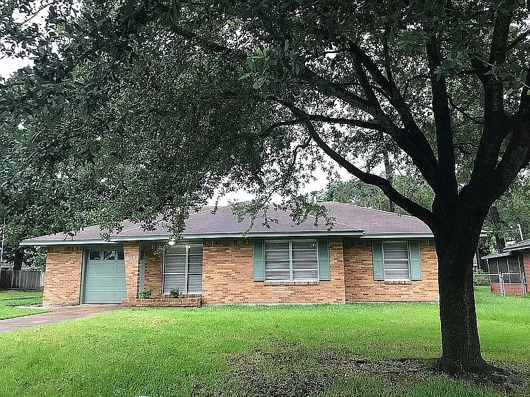 946 Stonecrest Dr — Photo 1