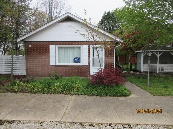 103 W 3rd St, Brocton, IL 61917