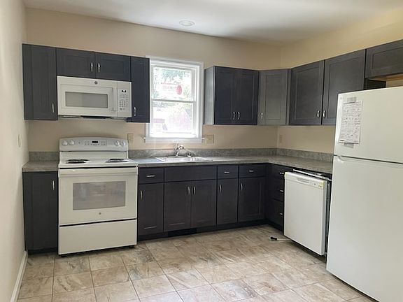 4th image of 111 Fairview St
