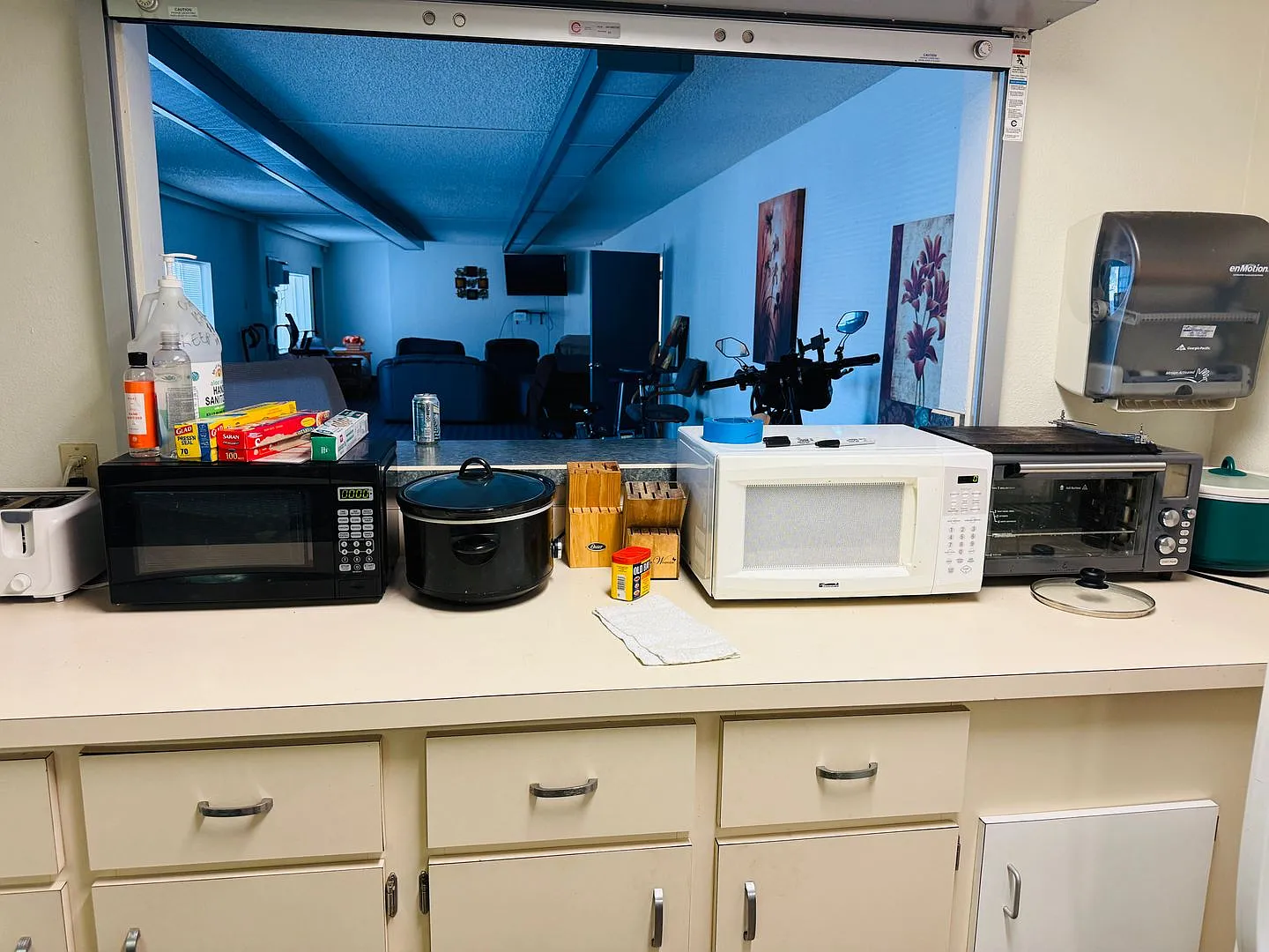 Hospital Corridor: Furnished Studio with Free Laundry and Off Street Parking — Photo 1